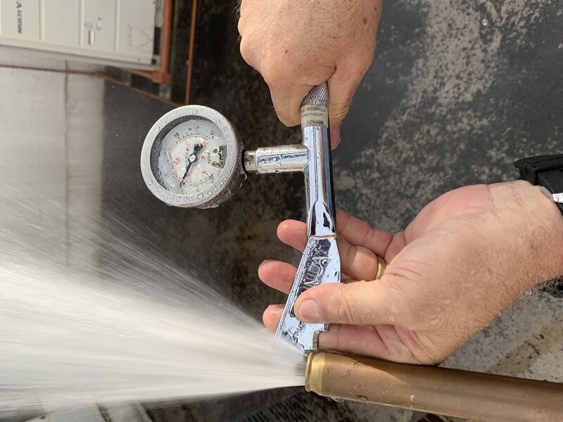 Medição de pressão em hidrante com manômetros de precisão